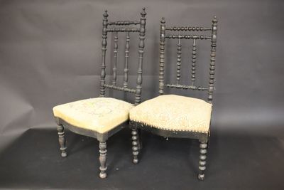 2 chaises basses en bois tourné noirci assise en broderie au…