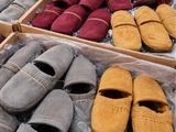 Plusieurs paires de chaussures sont présentées dans des boîtes dans un magasin.