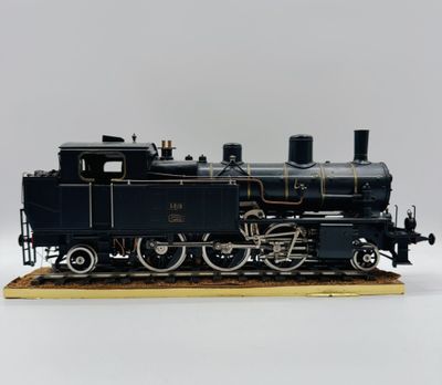 une maquette de train noir posée sur un socle en bois