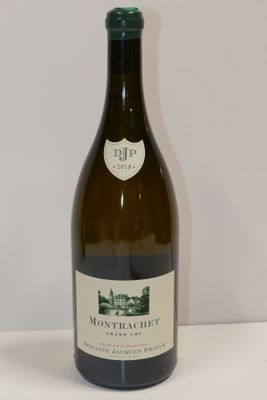 une bouteille de vin posée sur une table