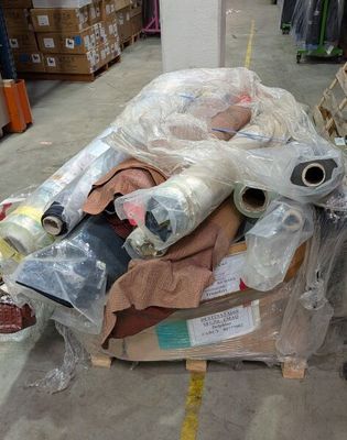 un gros tas d'objets posés à même le sol dans un entrepôt