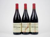 trois bouteilles de vin posées sur une surface blanche
