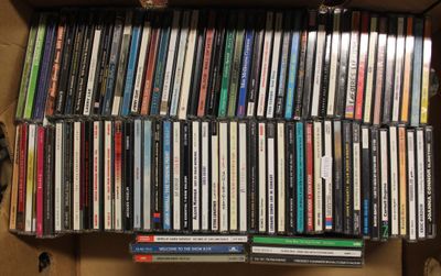 beaucoup de dvd dans une boîte sur la table