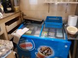 une sorbetière posée dans une cuisine, à côté d'un comptoir