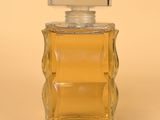 l'image d'un flacon de parfum posé sur une table