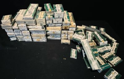 une liasse de billets posée sur une table noire