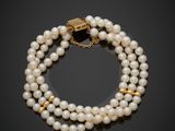 un collier de perles à trois rangs avec un fermoir en or