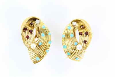 paire de boucles d'oreilles dorées ornées de pierres multicolores et de perles