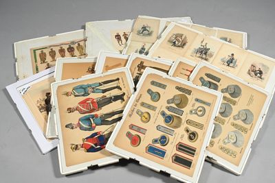 une pile de vieilles cartes postales sur lesquelles figurent des personnes
