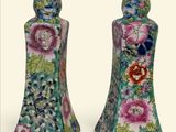 deux vases ornés de fleurs, placés l'un à côté de l'autre