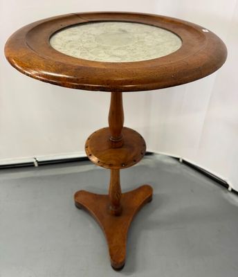Guéridon à 2 plateaux en bois naturel.