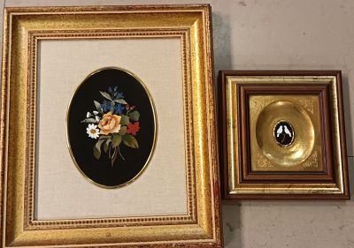 deux photos encadrées représentant des fleurs, accrochées au mur à côté d'une horloge