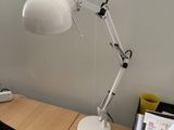 un bureau sur lequel se trouvent une lampe et un téléphone
