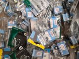 une boîte remplie de téléphones portables de toutes sortes