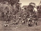un groupe de personnes qui posent pour une photo
