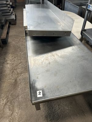 une table sur laquelle est posé un plateau en métal