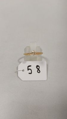 un gros plan d'une étiquette à laquelle est accrochée une bague