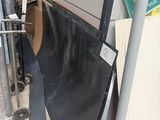 un tas de matériaux de construction posé par terre à côté d'une porte de garage
