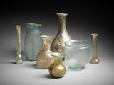 de nombreux vases en verre et autres vases posés sur une table