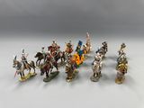 un grand nombre de figurines sur une table