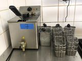 une pile de paniers en métal posés sur un plan de travail dans une cuisine