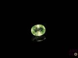 gros plan d'un diamant vert sur une surface noire