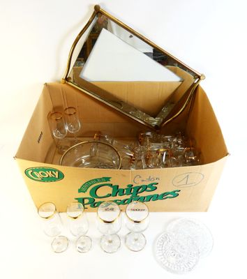 une boîte contenant des verres à vin vides et un miroir à l'intérieur