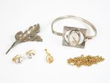 beaucoup de bijoux sur une surface blanche