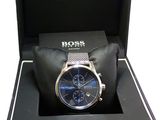 montre de chef dans un coffret noir avec un cadran bleu