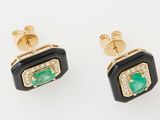 une image d'une paire de boucles d'oreilles en émeraude et diamant