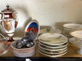 de nombreuses assiettes et bols posés sur une étagère dans une pièce