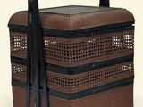 un panier marron et noir muni d'une anse, sur fond blanc