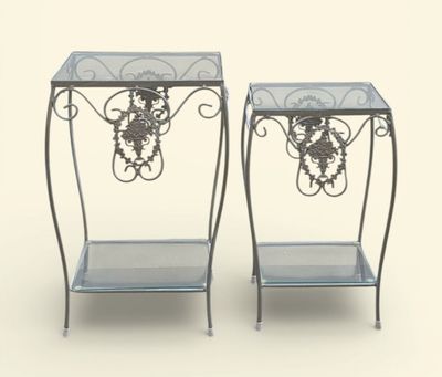 une paire de tables d'appoint en métal et en verre ornées de grappes de raisin