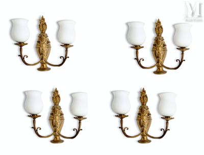 quatre appliques murales équipées chacune d'un abat-jour en verre blanc