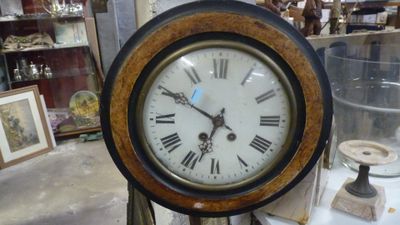 une horloge posée sur une table dans une pièce