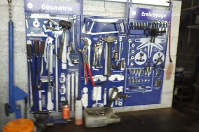 de nombreux outils accrochés au mur du garage