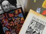plusieurs livres sont empilés sur une table