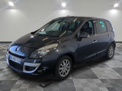 la photo d'une petite voiture noire garée dans un garage