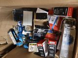 une boîte en carton remplie d'appareils électroniques et d'autres objets