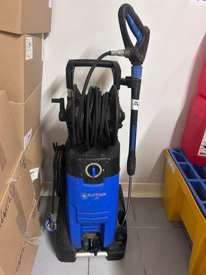 un aspirateur bleu et noir posé par terre à côté de cartons