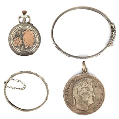 trois types différents de bijoux en argent, à savoir une pièce, un bracelet et une bague