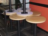 trois tables et deux tabourets dans un coin de la pièce