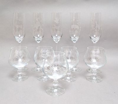 six verres à vin vides sont alignés sur une surface blanche