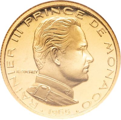 un gros plan d'une pièce d'or à l'effigie d'un homme