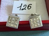 deux paires de boucles d'oreilles en diamant dans un coffret rouge avec une étiquette de prix
