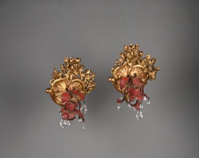 paire de boucles d'oreilles plaquées or et en cristal ornées de petits cœurs