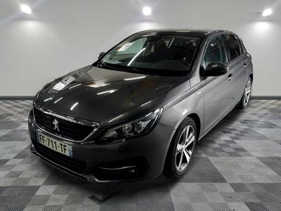 la voiture noire est garée dans le garage sur le sol en damier