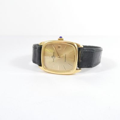une image d'un gros plan d'une montre-bracelet sur une surface blanche