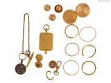 un assortiment de bijoux en or et en argent sur fond blanc