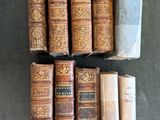 plusieurs vieux livres sont empilés sur une table
